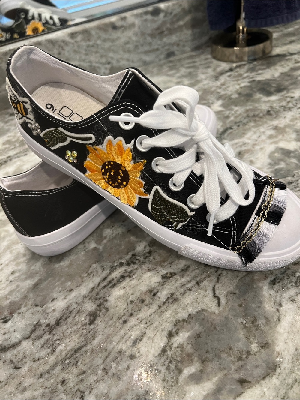 Black Sunflower Embroidered Women’s Canvas Sneakers Size 9 New!